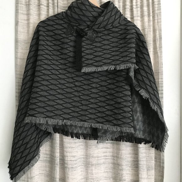 Black Diamond Witchy Shoulder Cape + Pin - Picture 3 of 11